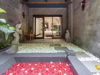 Private Courtyard Room