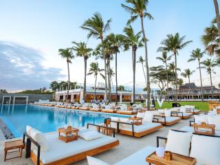 Finns Beach Club - Oceanfront Day Beds