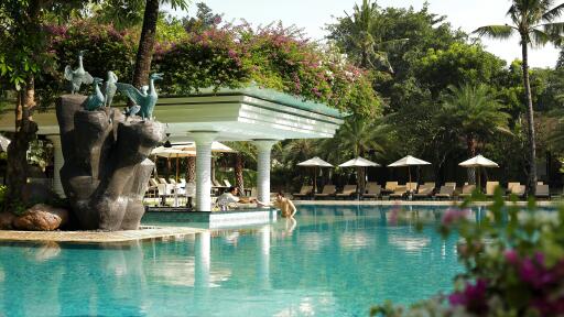 Swim up pool bar