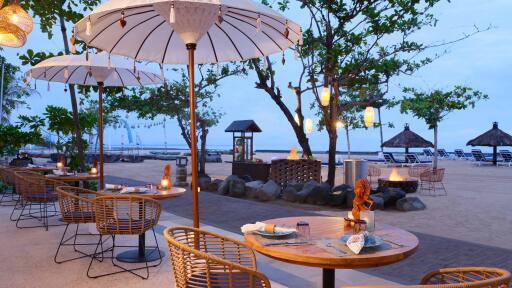 Toya Beach Bar & Grill