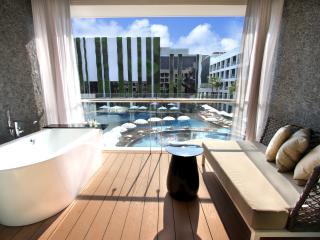 Deluxe Pool Room