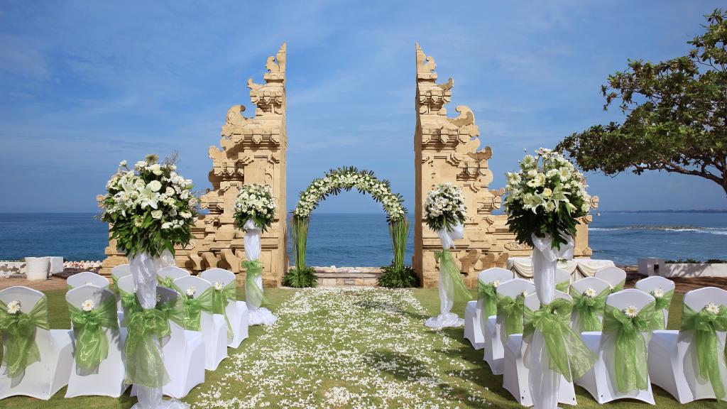 Wedding - arch & chairs