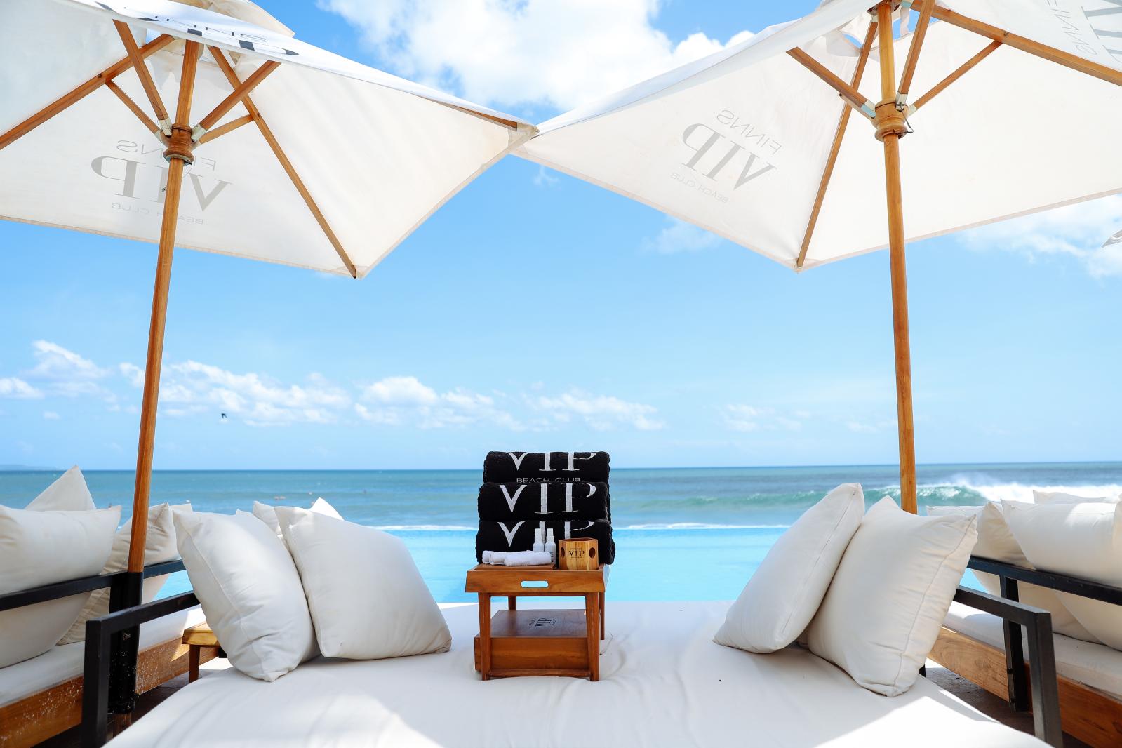 Finns Beach Club - Poolside Amenities