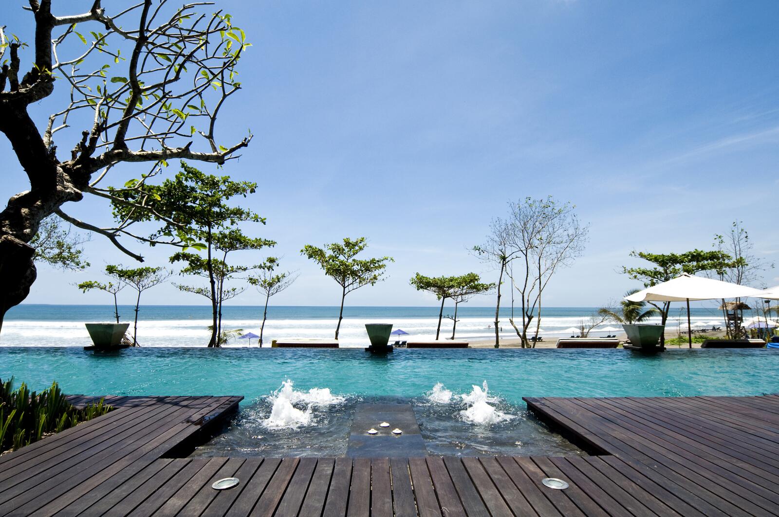 Infinity edge pool