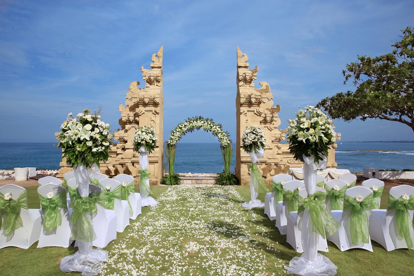 Wedding - arch & chairs
