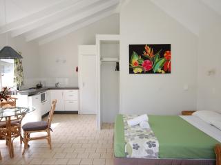 Garden Studio - Bedroom and Kitchen area
