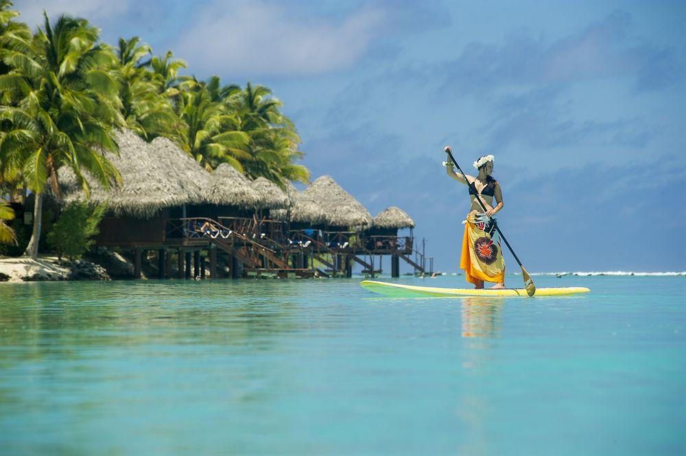 Aitutaki LR_girl kayak