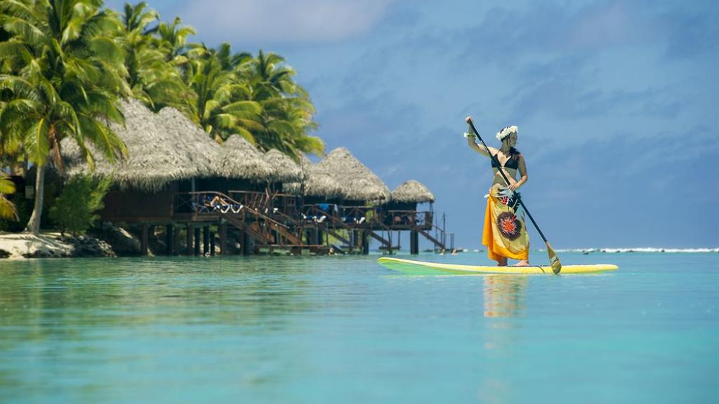 Aitutaki LR_girl kayak