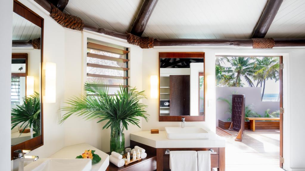 Deluxe Beachfront Bure Bathroom