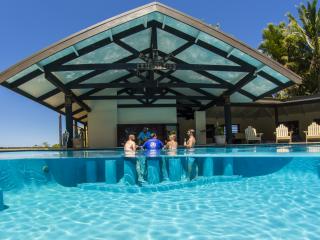 Swim up Pool Bar