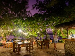Barefoot Manta Island Resort Dining