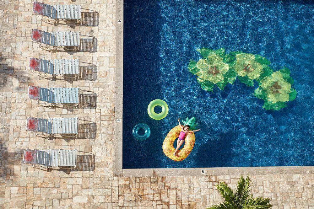 1 Queen Bed, Pool View