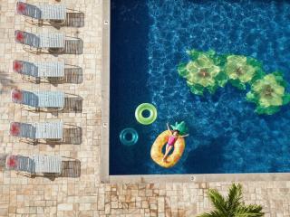 1 Queen Bed, Pool View