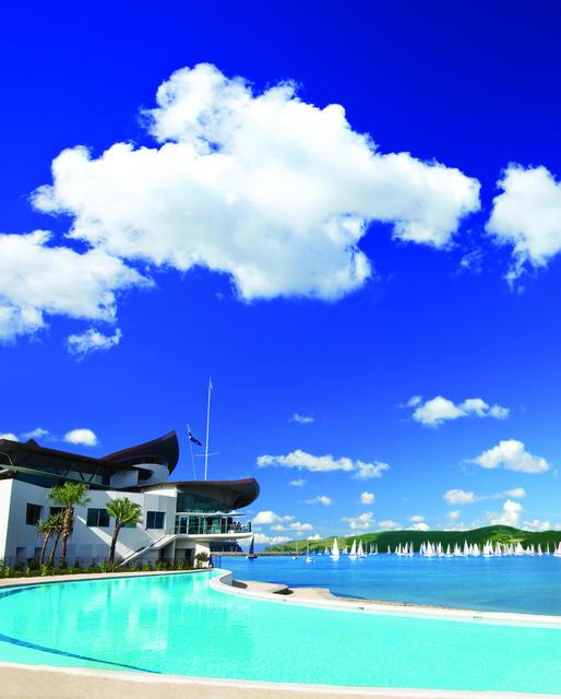 yacht club hamilton island pool