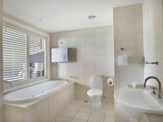 1 Bedroom Spa Suite Bathroom