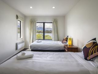 3 Bedroom Lakeview Apartment
