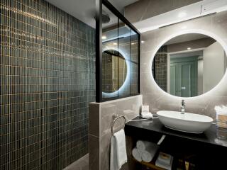 Renovated Superior Room Bathroom