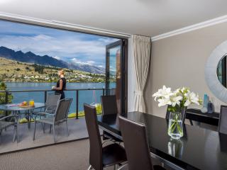 2 Bedroom Lakeview - Living