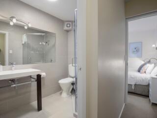 Queen Guest Room Bathroom