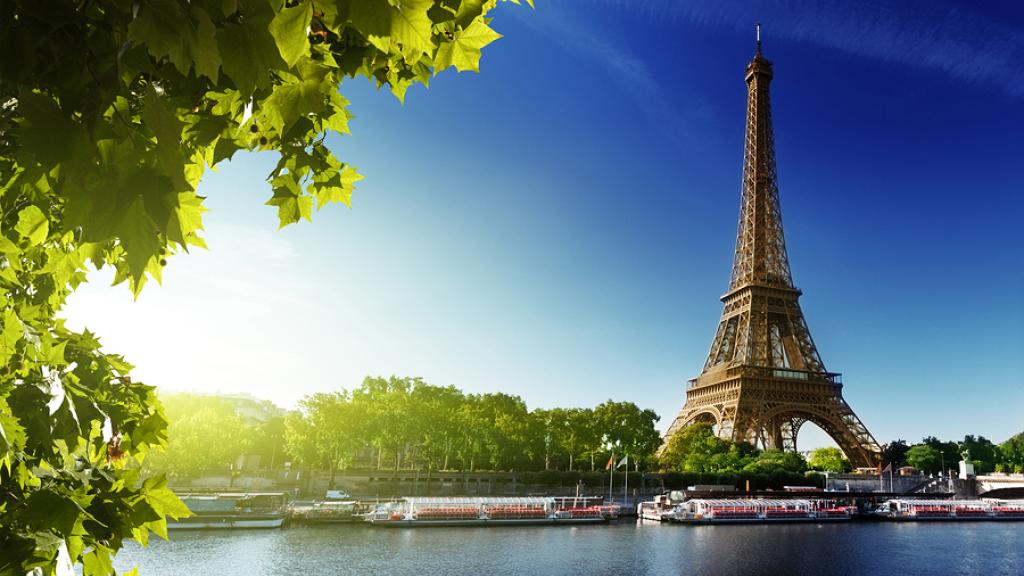 Paris - Sungai Seine dengan Menara Eiffel