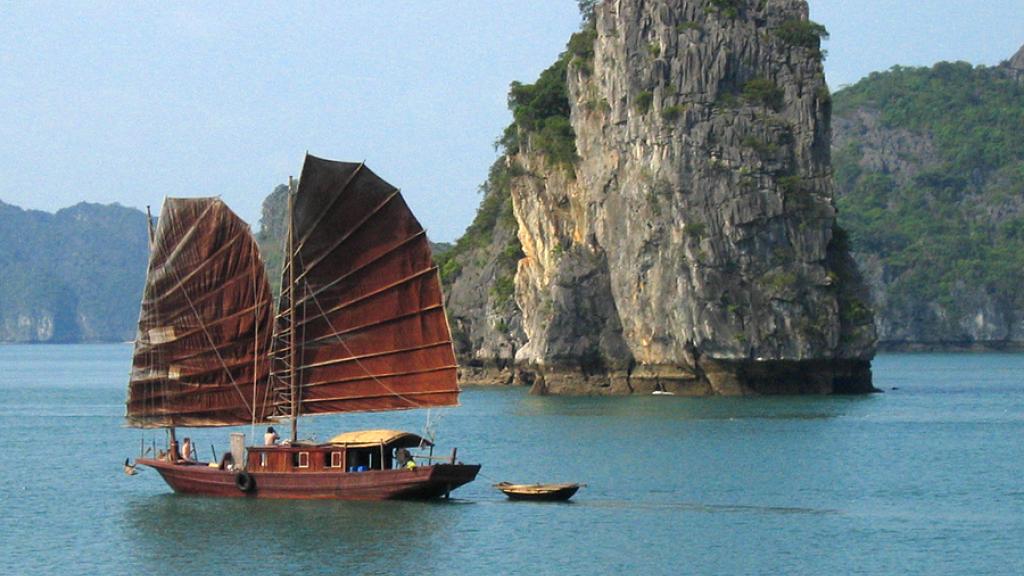 Junk Boat Berlayar melewati Ha Long Bay