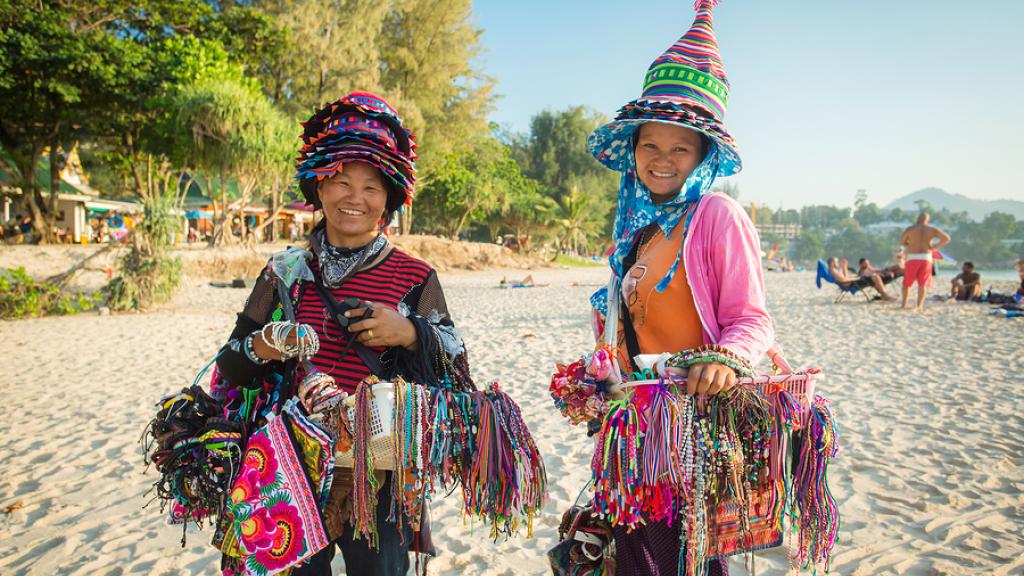 Pesiar - Wanita Thailand Di Pantai
