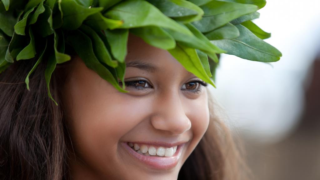 Gadis Polinesia dengan Kepala Lei