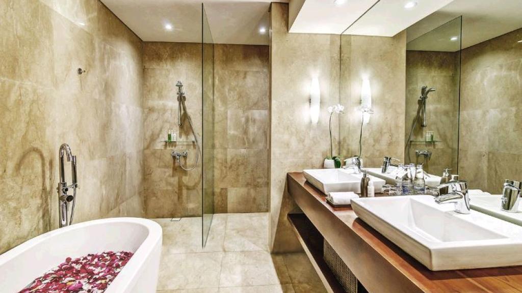 Executive Suite Bathroom