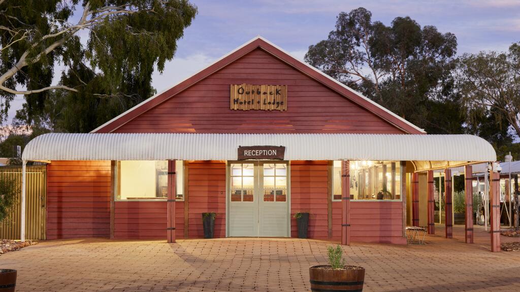 Outback Hotel & Lodge Exterior - Dusk