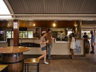 Outback Pioneer Hotel - Bar area