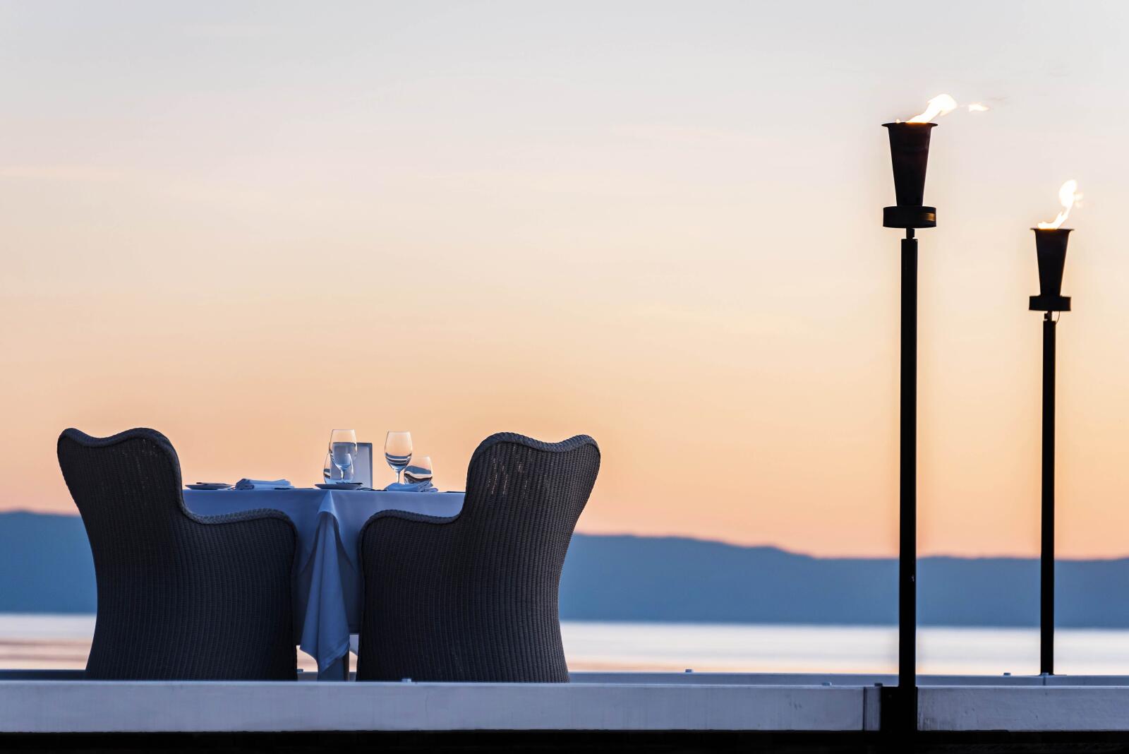 Dining with the Tides