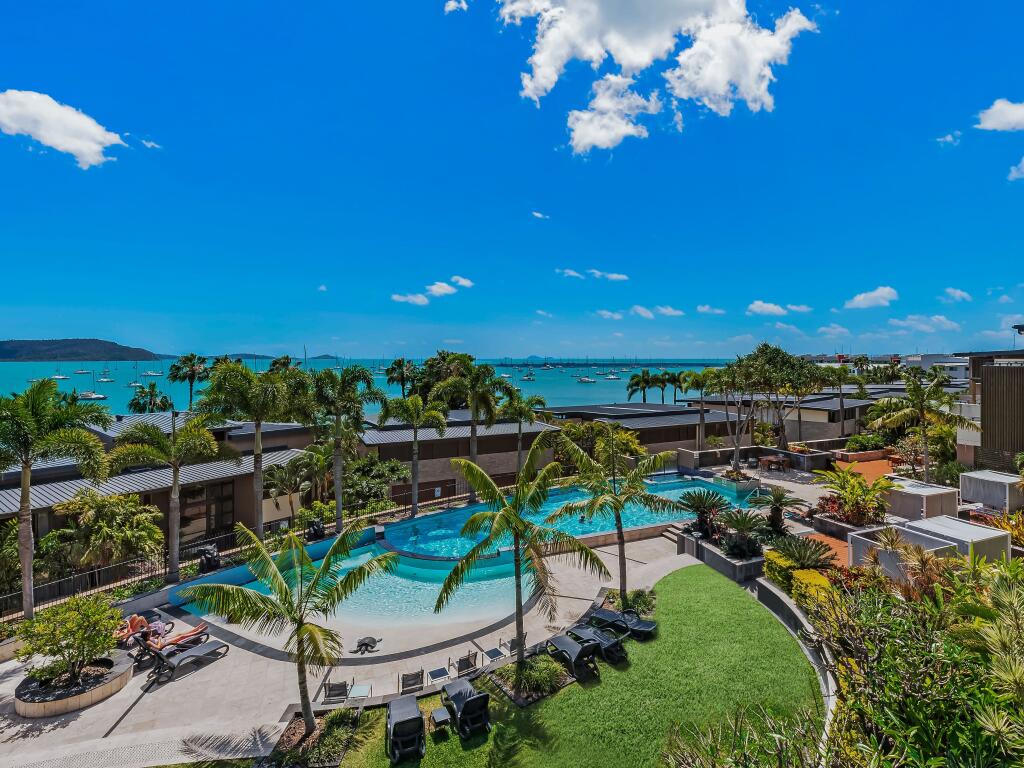 Beautiful Airlie Beach: Bonus Wine