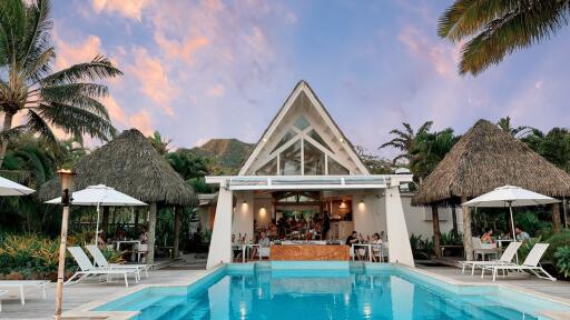 Restaurant & Pool