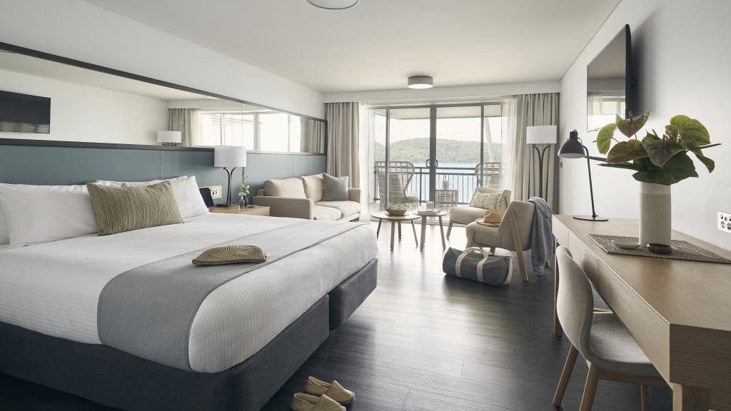 Deluxe Ocean Terrace King
