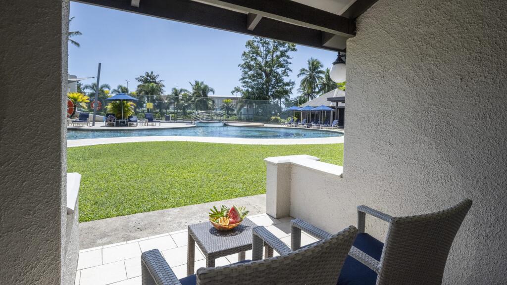 Deluxe Pool View Room