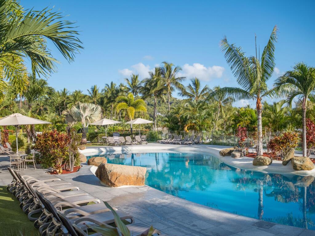 Deluxe Whitsundays: Save Over $1100 + Bonus Wine & Sail