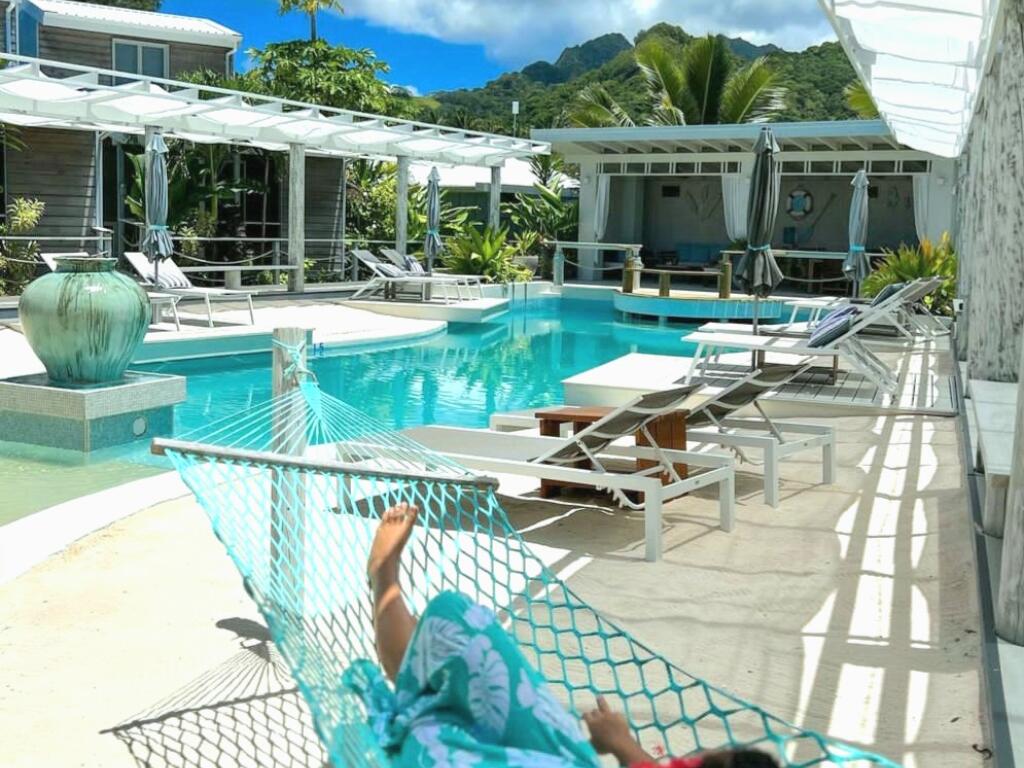 New Boutique Paradise: Free Massage and Tour