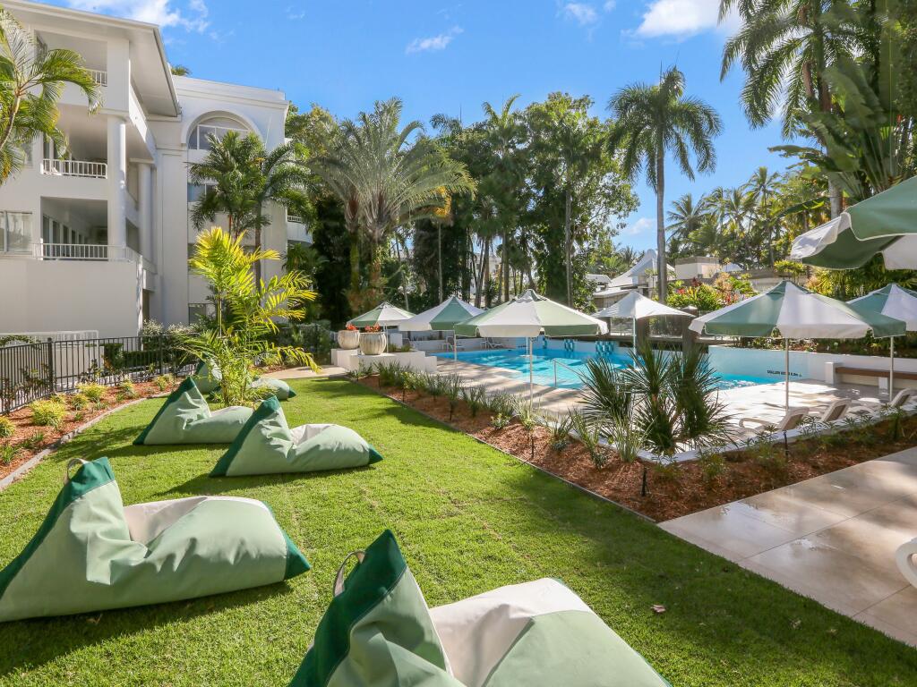 Luxurious Palm Cove Escape