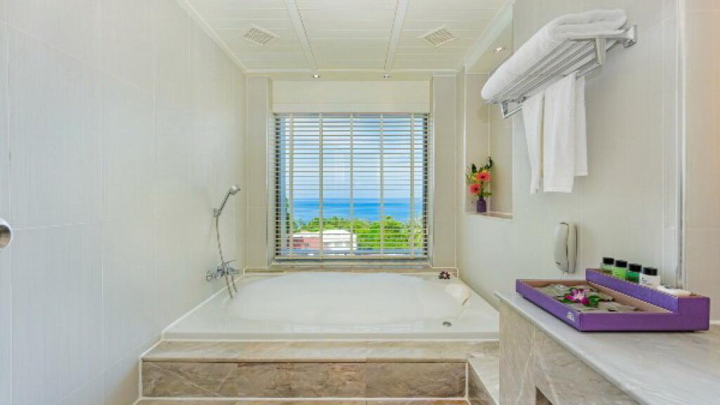 Diamond Jacuzzi Suite