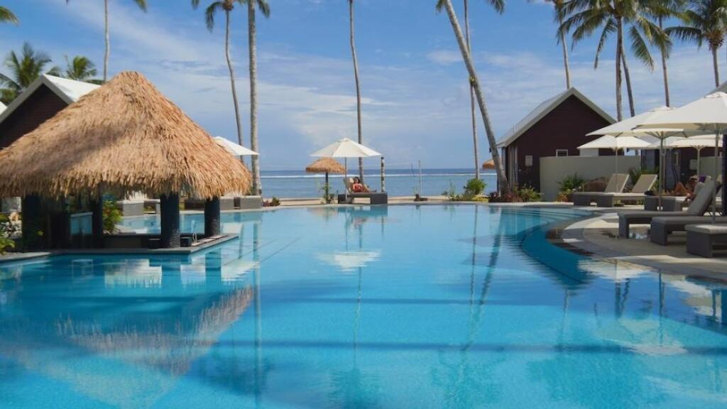 Lagoon Style Swimming Pool with Swim Up Bar