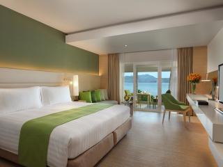 Deluxe Ocean Front Balcony