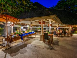 Waves Restaurant and Pool Bar