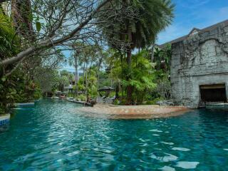 Deluxe Pool