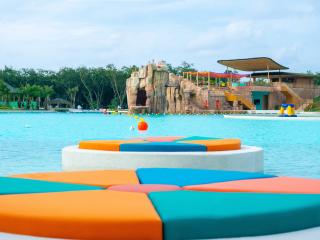 Blue Tree - Lagoon pool seating